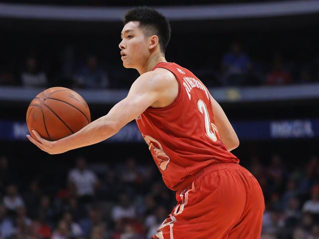 背身单打突破：左右晃动+右转身终结上篮