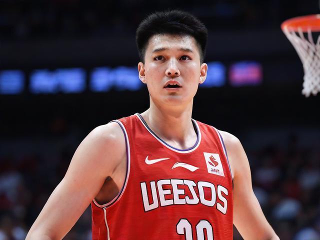 胡明轩蜕变：助攻亮眼担纲队长