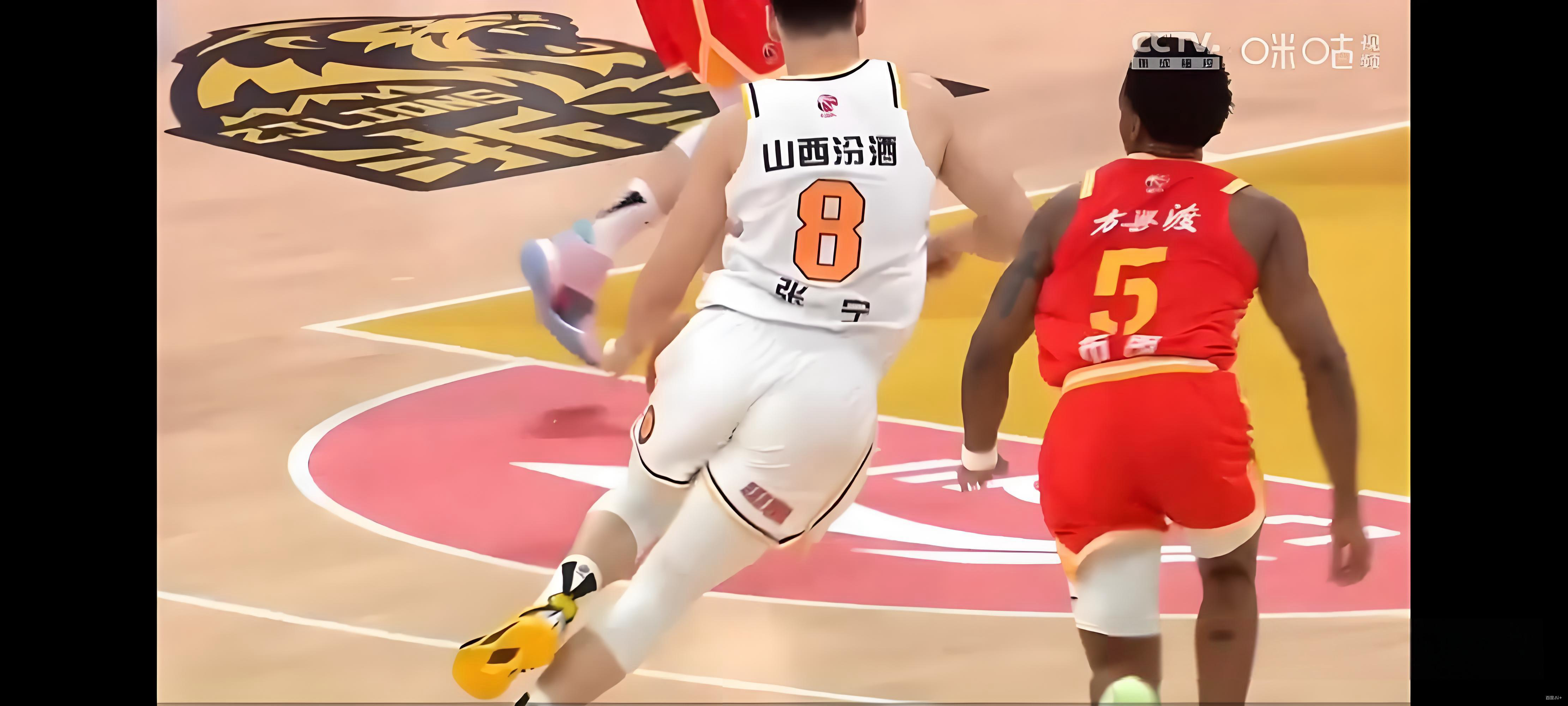 张斩鱼落后2分 防守激烈碰撞