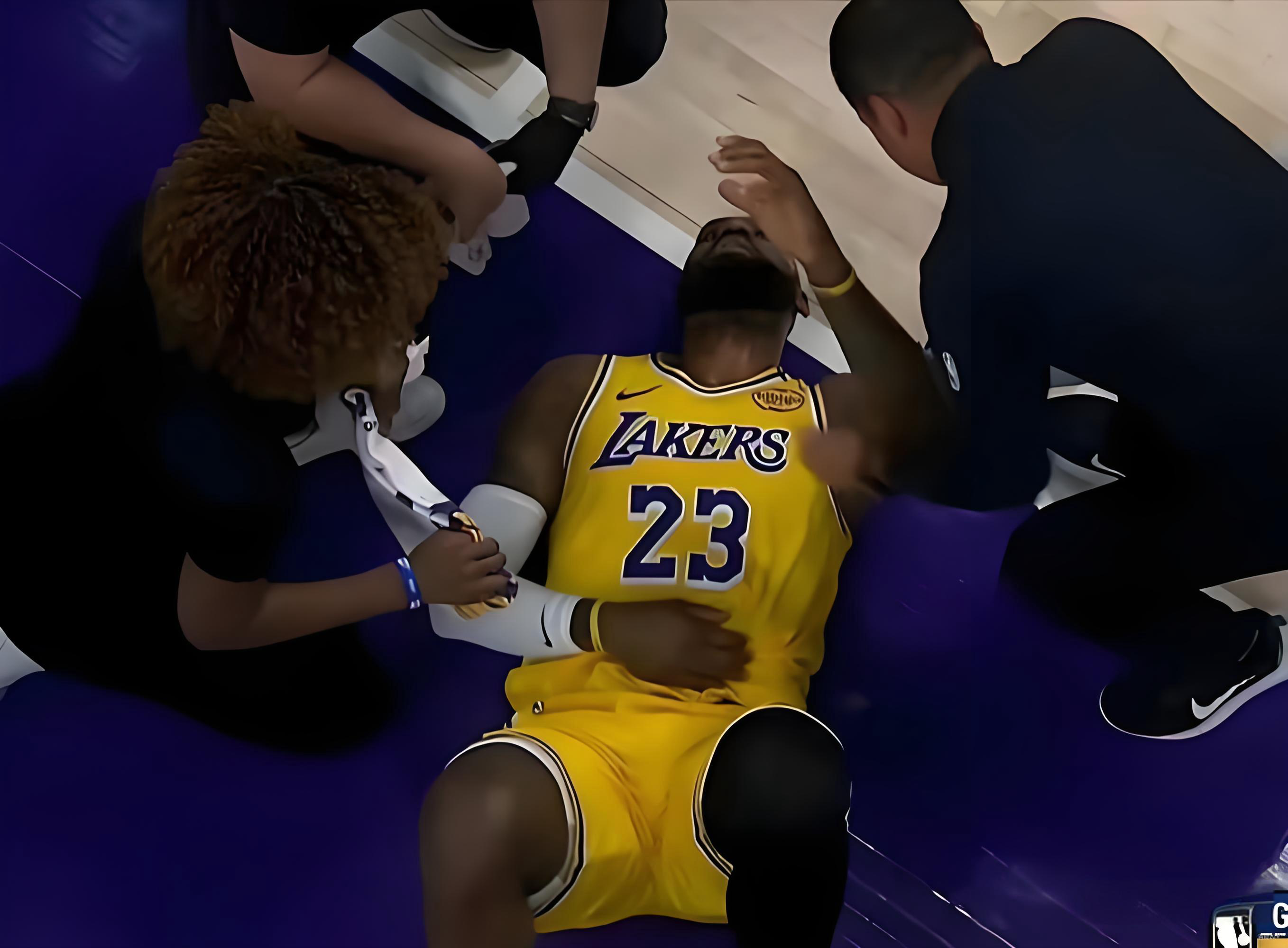 詹库热身赛上演搞笑对决