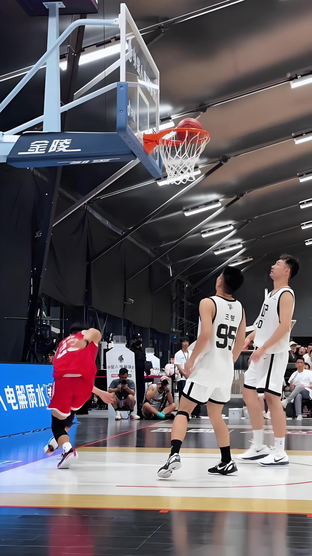 14岁两米08球员球场称霸