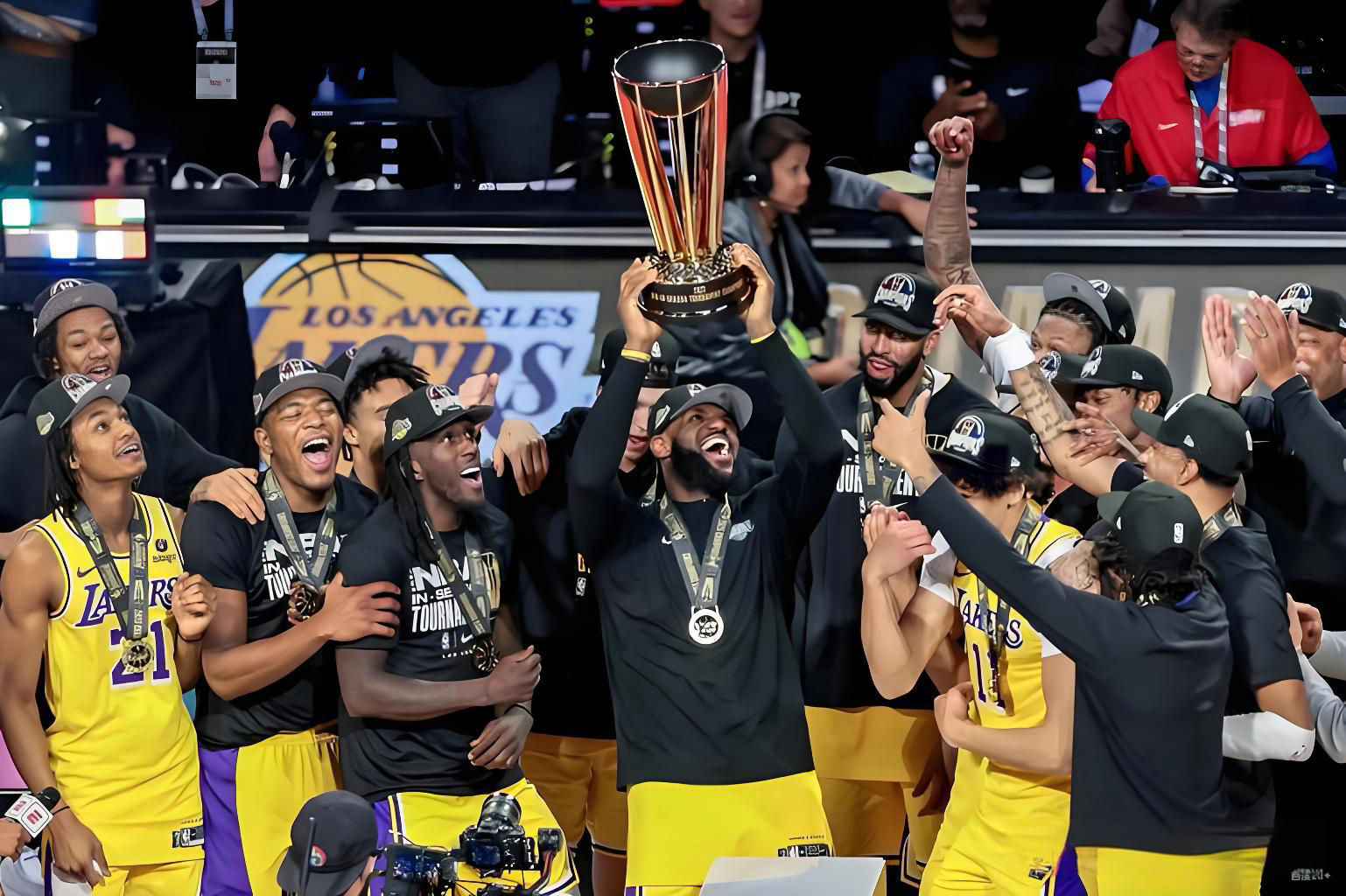 湖人首年与詹姆斯共舞成功