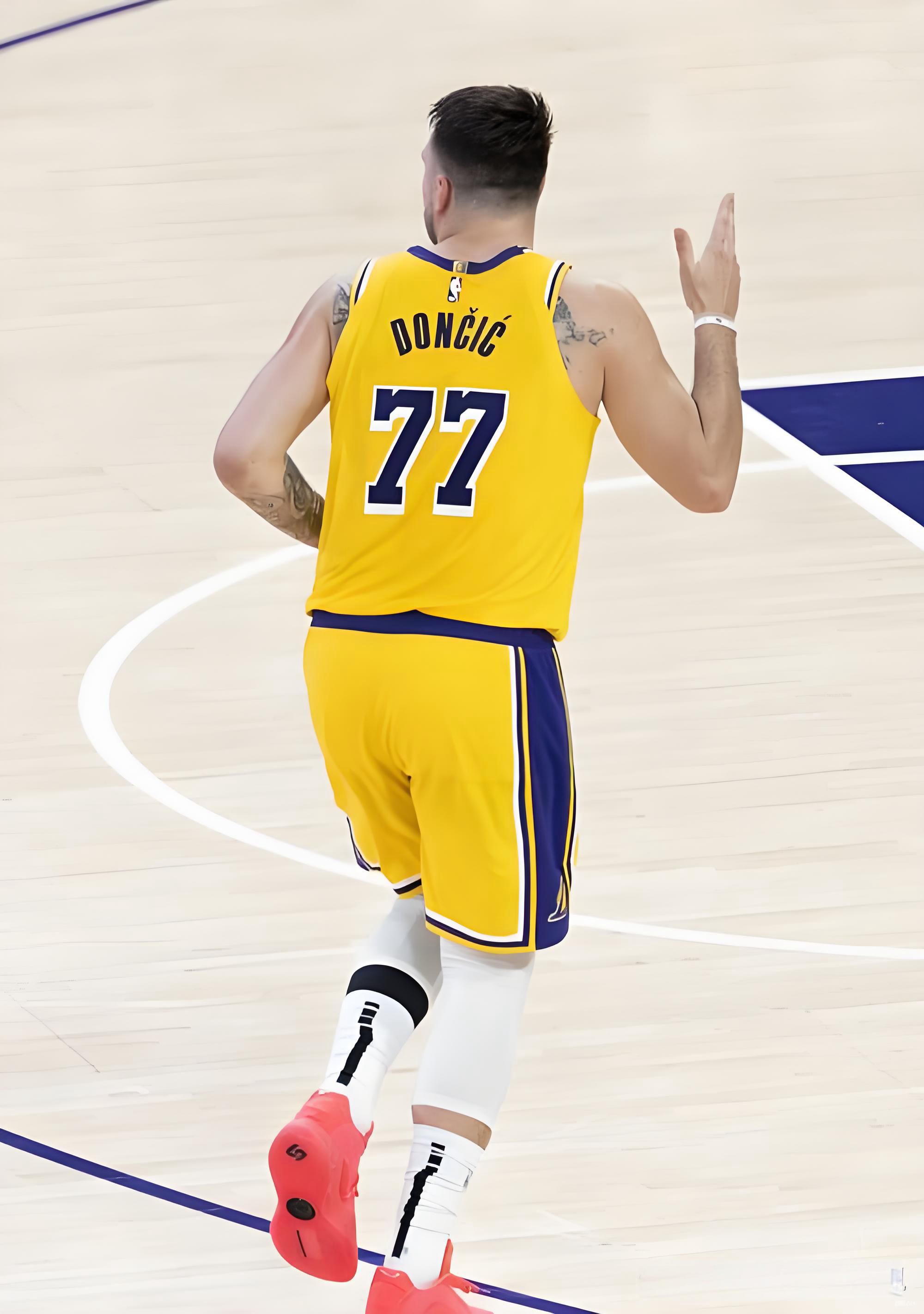 东契奇37分神操作!轻松拿MVP?