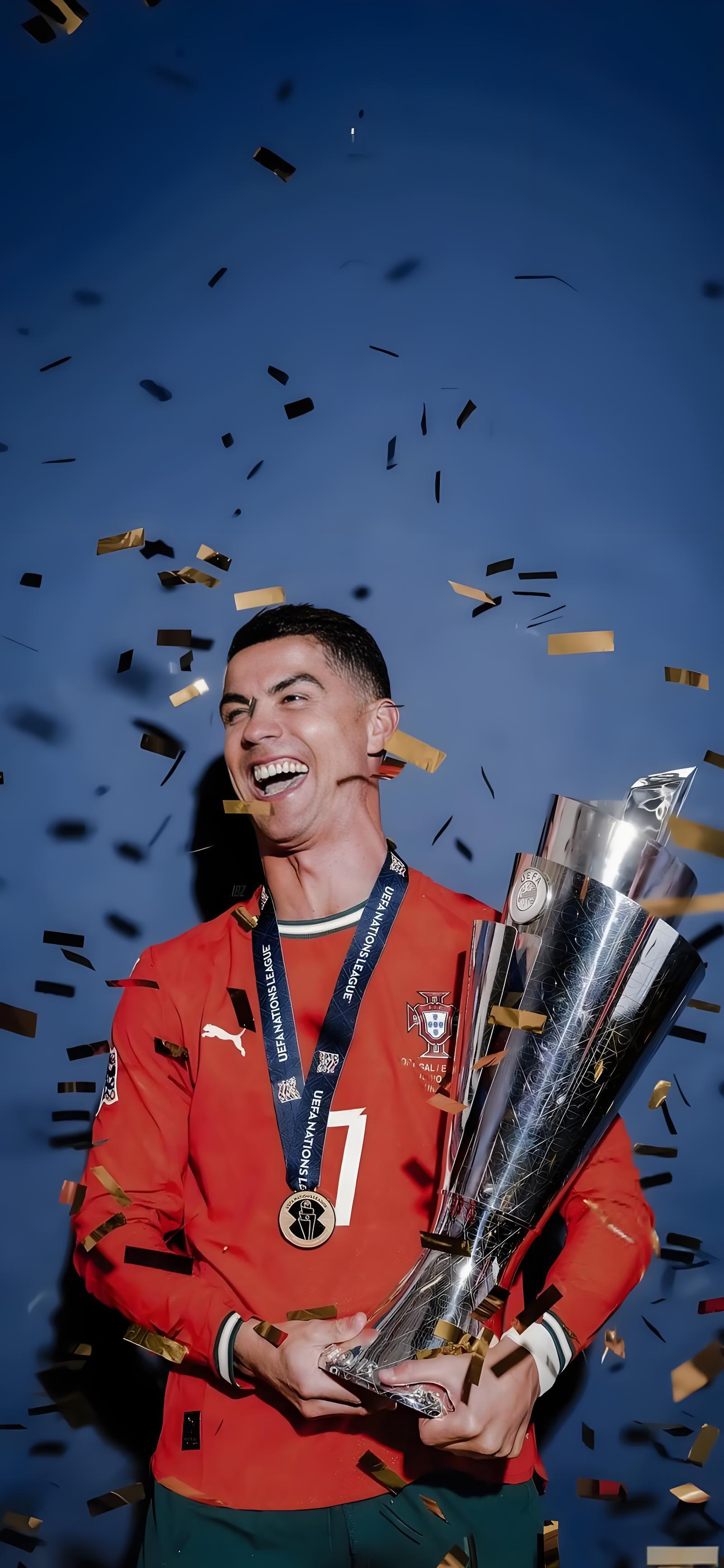 蝴蝶飞过沧海，C罗泪目见证葡萄牙夺冠