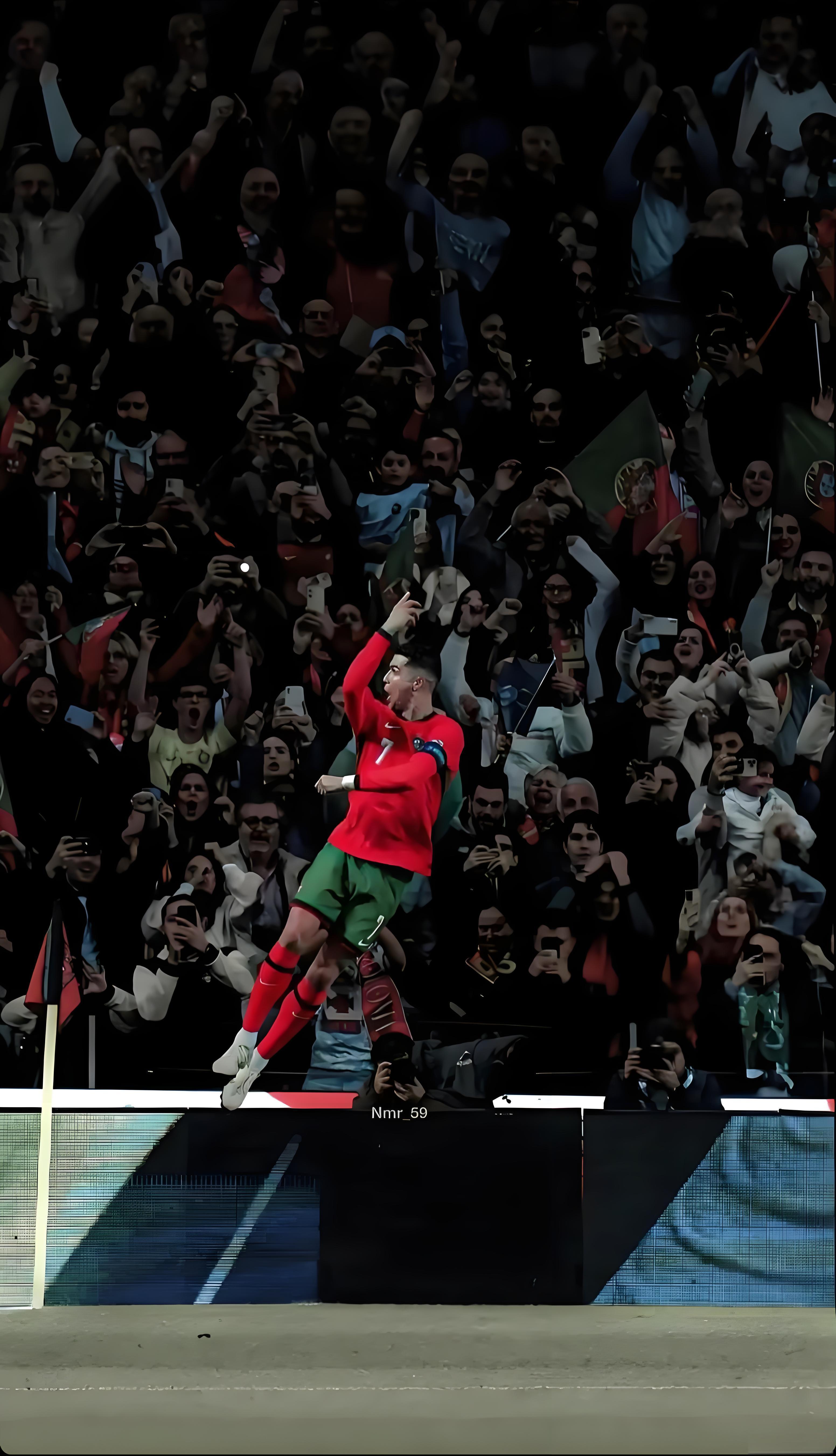 C罗拍掉球迷手机引争议