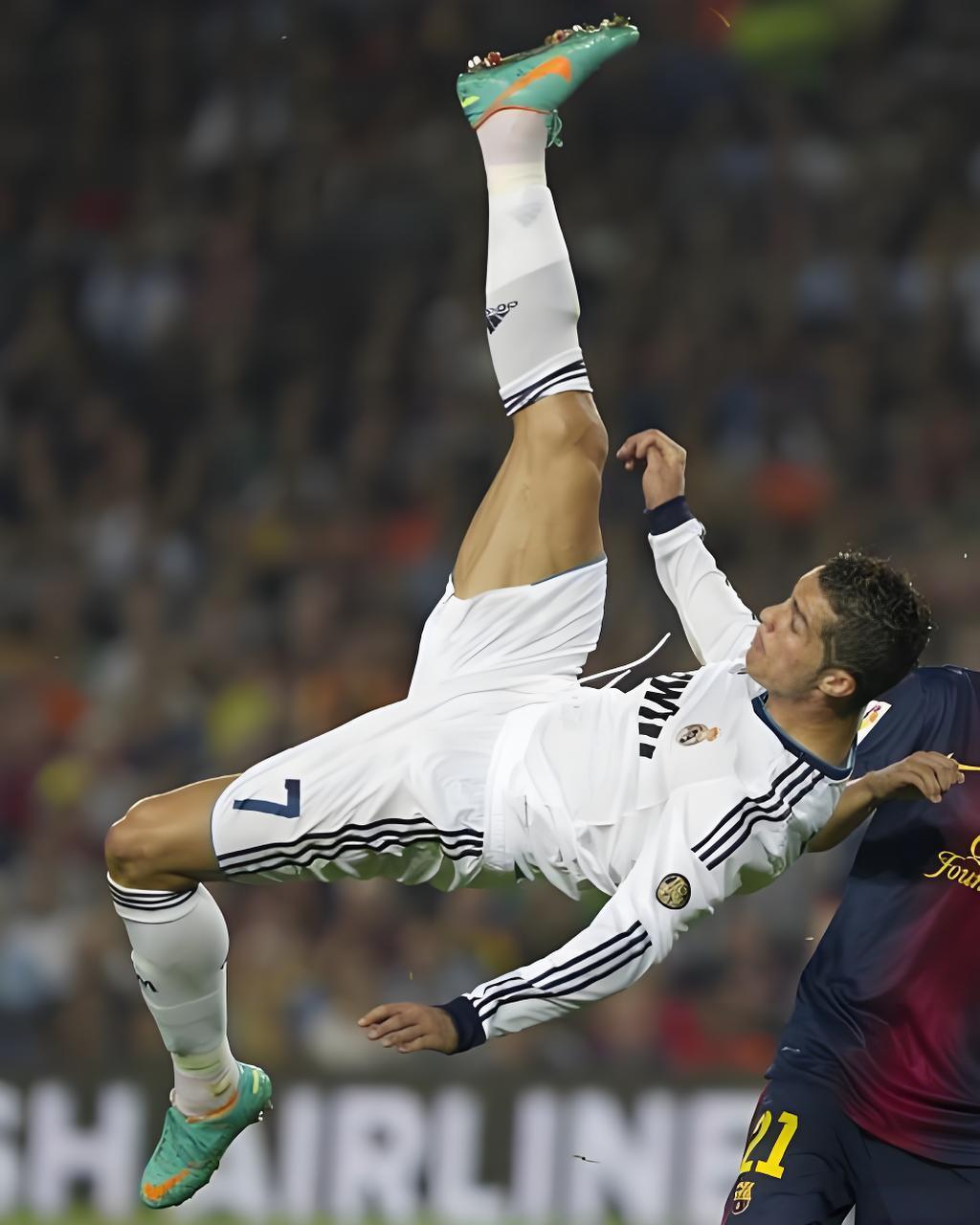 C罗倒钩绝世进球震惊足坛