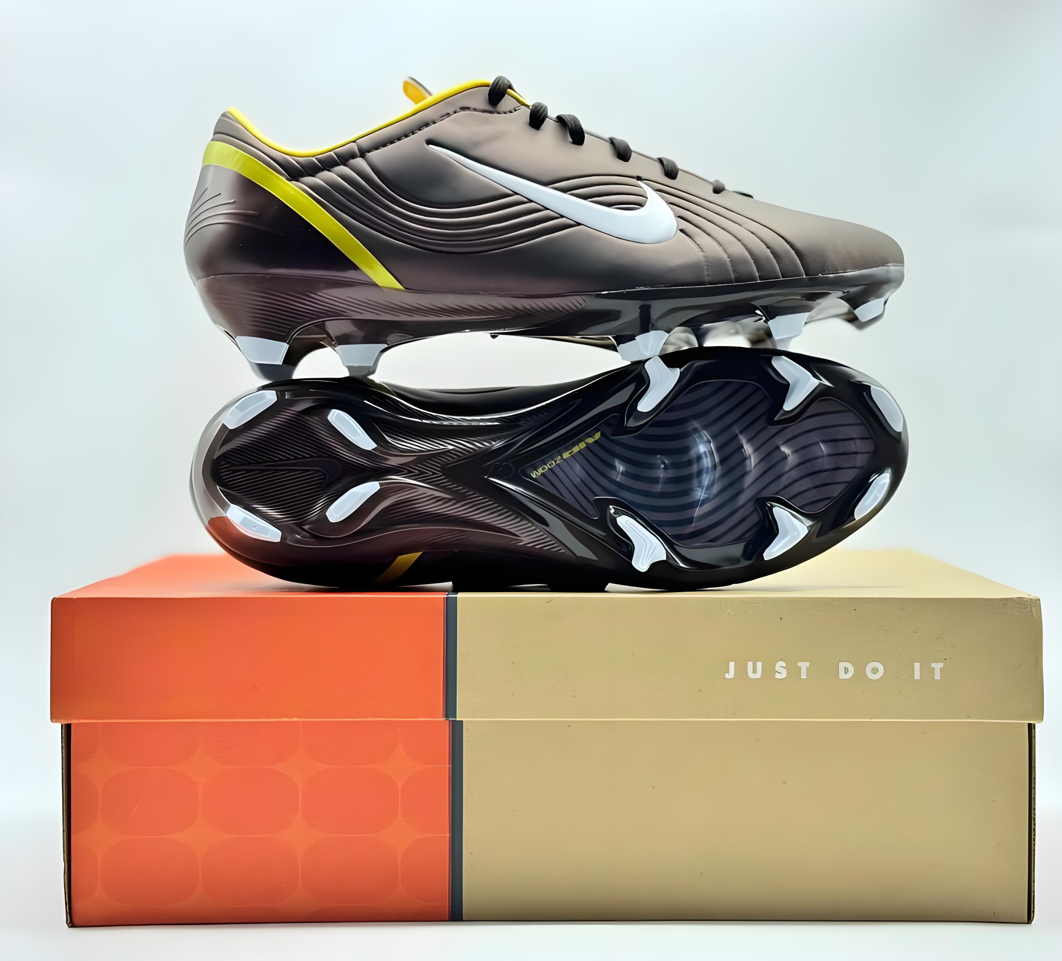 C罗定制球鞋拍出200万天价