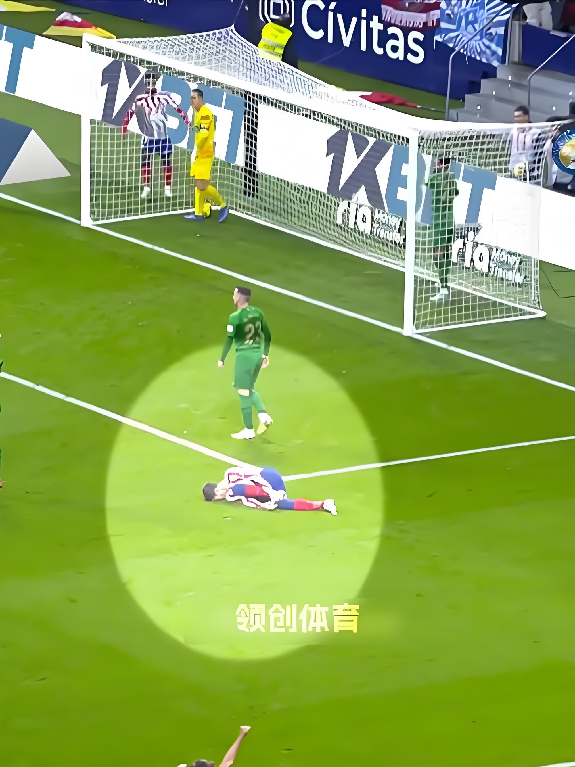 足球场上的搞笑瞬间合集