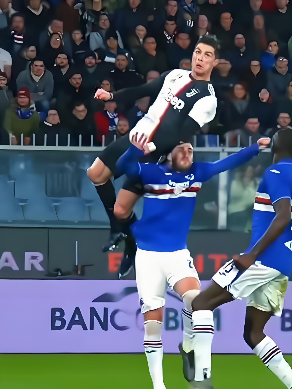 C罗摸头被红牌 球迷怒斥裁判黑哨