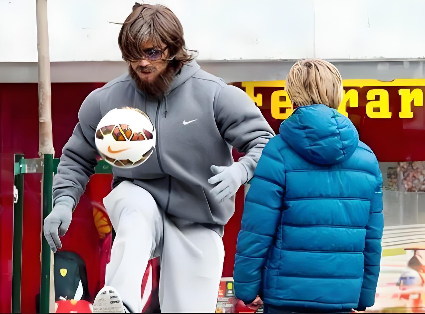 C罗扮流浪汉街头互动引围观