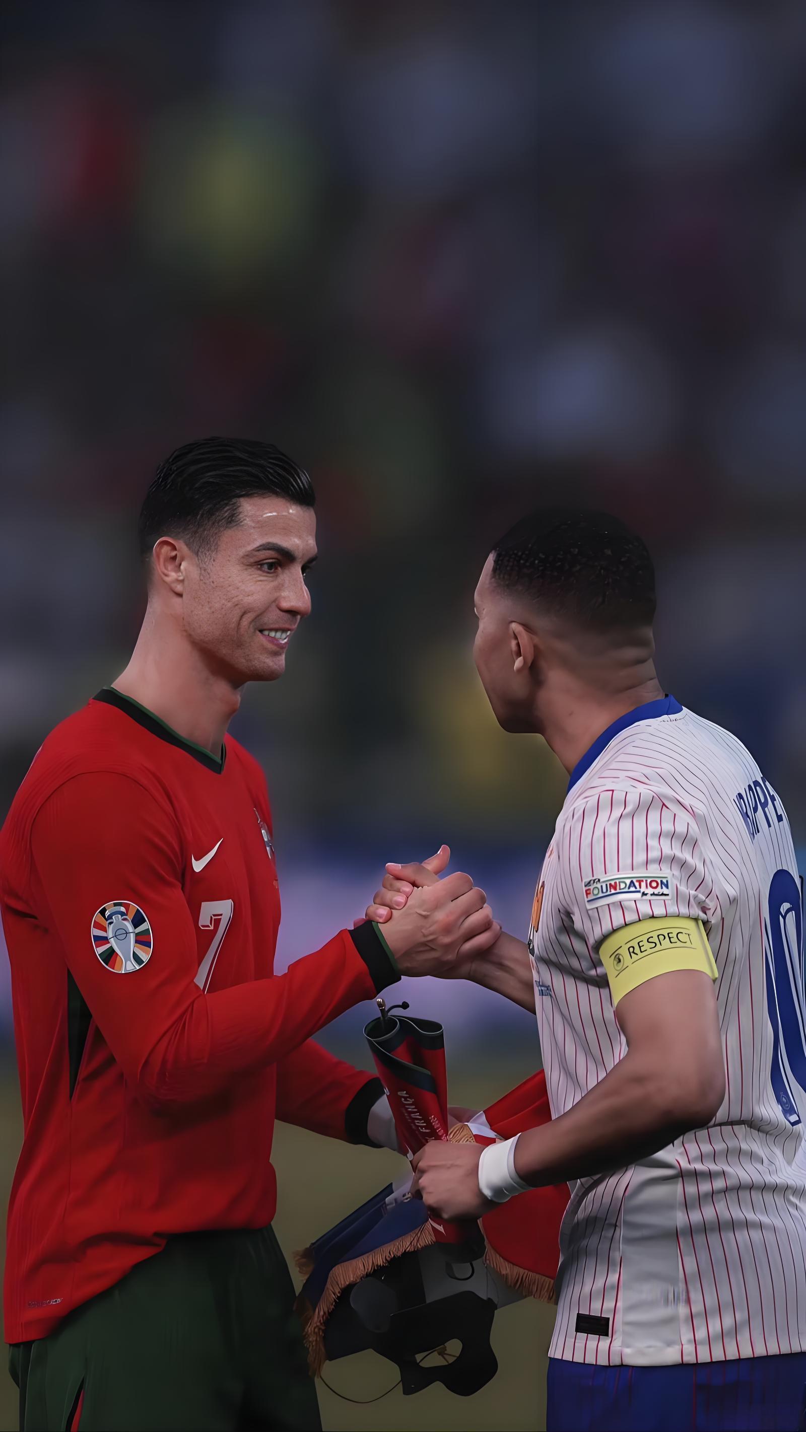 C罗暖心鼓励门将合影