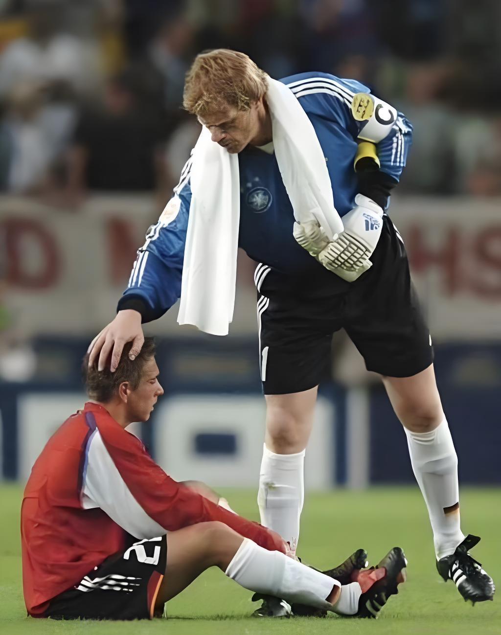 卡恩安慰落泪门将的温暖瞬间