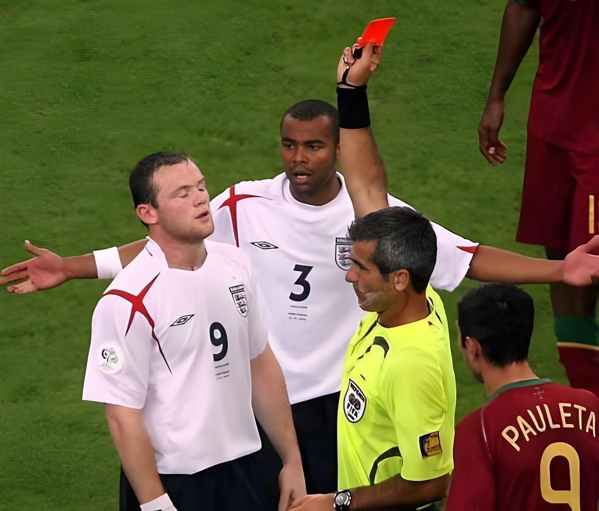 红牌罚下却笑容满面的奇迹瞬间