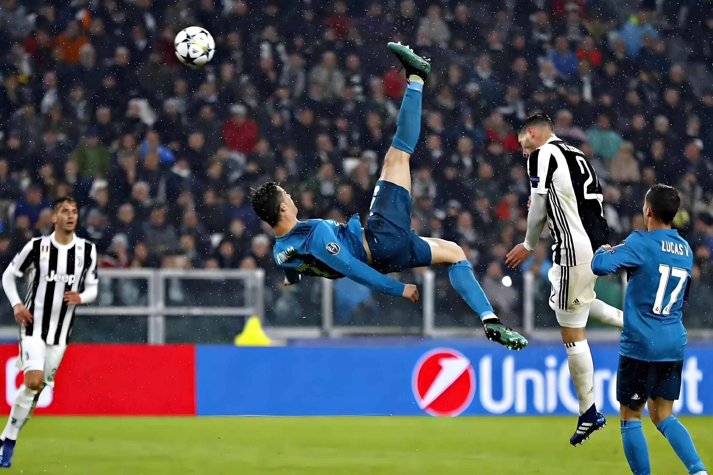 C罗惊天倒钩头球破门