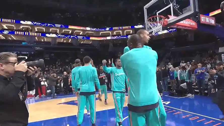 黄蜂6连胜掀翻马刺