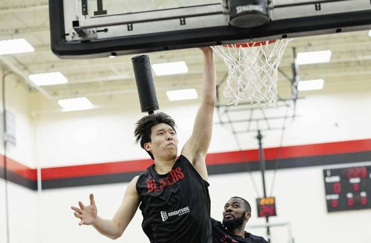 杨瀚森首秀获认可，扣篮遗憾成成长路标