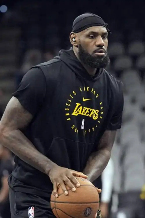 41岁老将詹姆斯准三双率队取胜