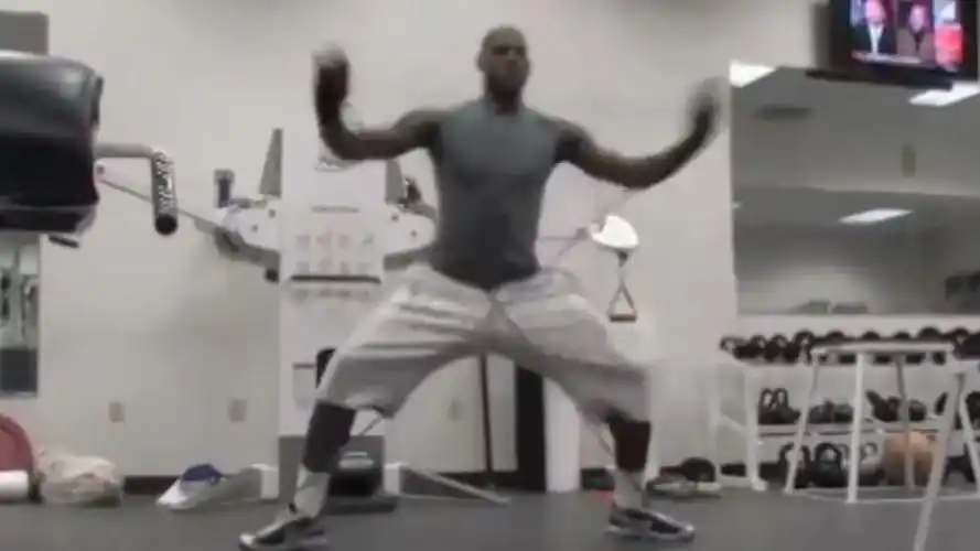 詹姆斯螃蟹步的规则争议