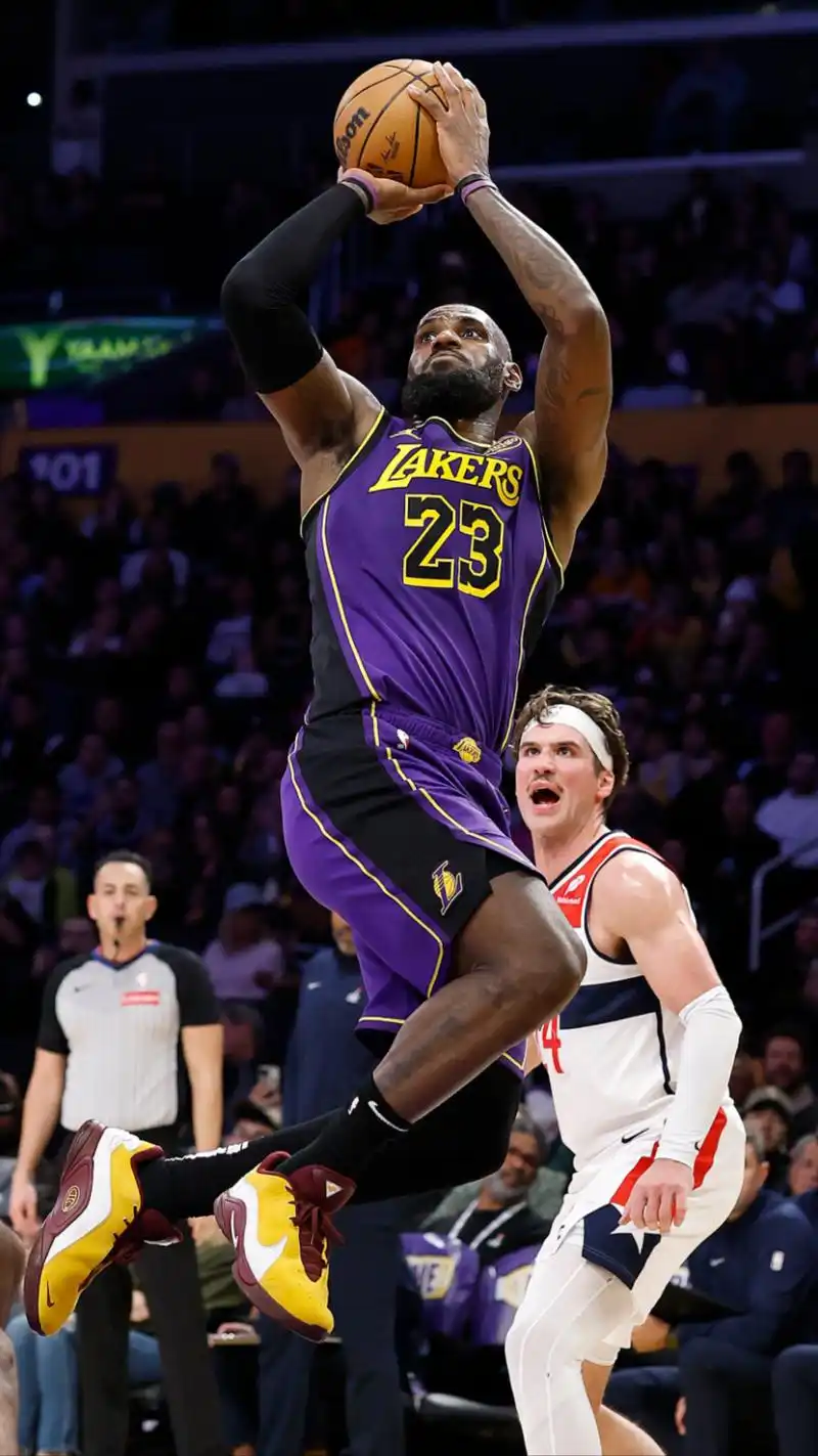 詹姆斯季前赛首秀表现低迷