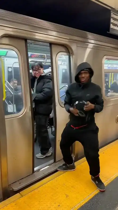 黑人地铁挑衅反被杀