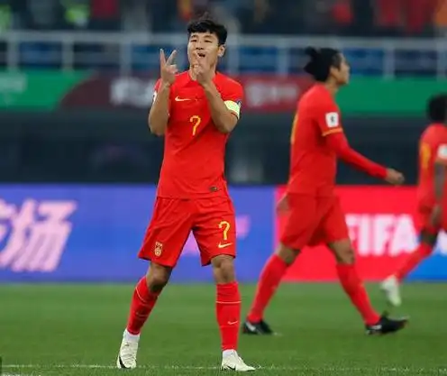 国足4:1胜新加坡武磊两射一传